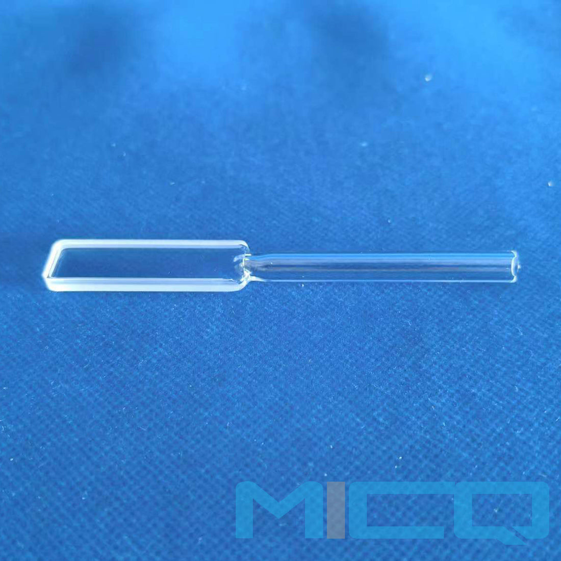 What are the technical advantages of quartz glass cuvettes?